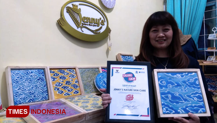 Yenny bersama hasil karya sabun batik herbal dan sertifikat penghargaan.(Foto: Muhamad Jupri/TIMES Indonesia)