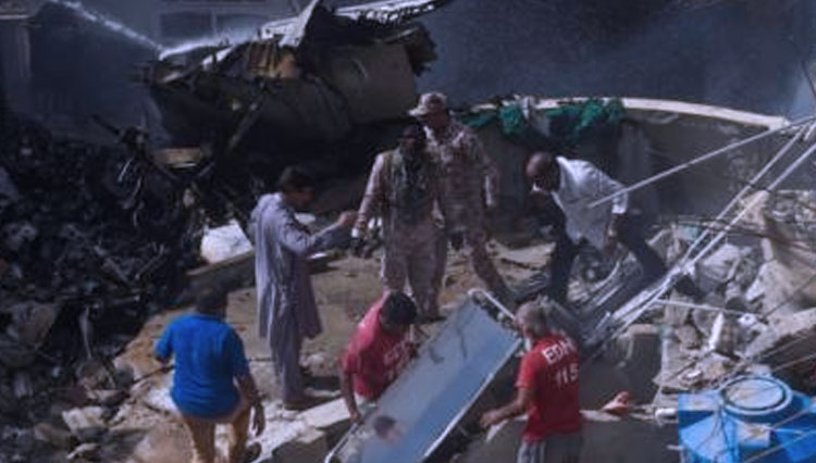 Tempat jatuhnya pesawat Pakistan International Airlines sedang ditangani pihak berwajib. (FOTO: Getty Images) 