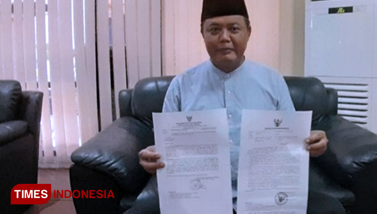 Bupati Karanganyar Juliyatmono menunjukkan surat Ombudsman RI Perwakilan Jawa Tengah, Sabtu (23/5/2020). (foto: Mukhtarul Hafidh/TIMES Indonesia)
