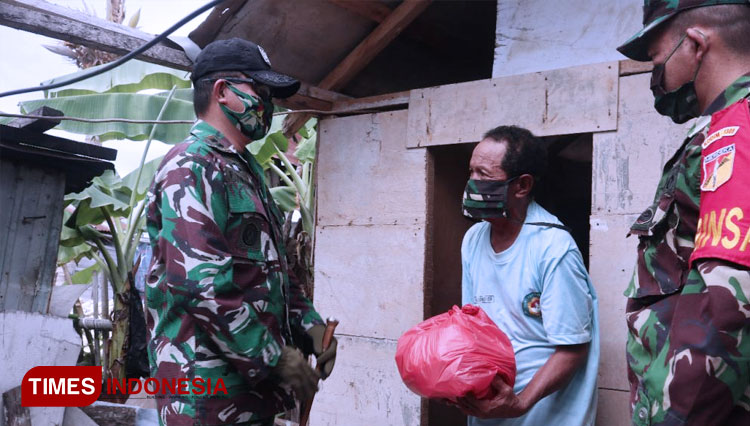 Dandim 1308/LB dan Danramil 01 Berikan Bantuan Sembako dan Masker Secara Door to Door (FOTO: AJP/TIMES Indonesia)