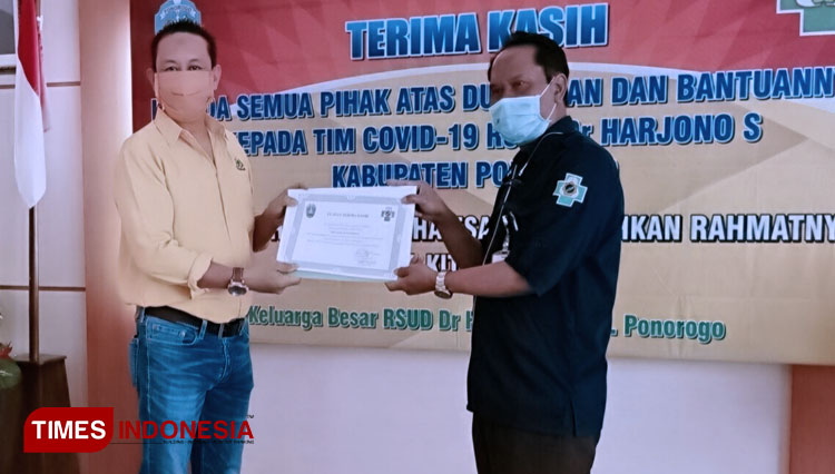 Ketua Partai Golkar Ponorogo Rahmat Taufiq serahkan bantuan APD kepada Made Jeren dorektur RSU Dr Harjono. (foto:Marhaban/Times Indonesa)