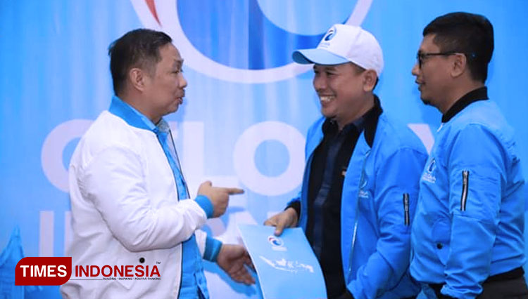Ketua Umum DPW Partai Gelora DIY, Zuhrif Hudaya didampingi Sekretaris DPW Gelora DIY, Setiya ketika menerima SK dari Ketua Umum Partai Gelora, Anis Matta. (FOTO: Dokumen Zuhrif H. for TIMES Indonesia)