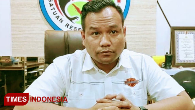 Kasat Resnarkoba Polrestabes Surabaya AKBP Memo Ardian memberikan keterangan di Mapolrestabes Surabaya, Jumat (22/5/2020) malam.(Foto : Lely Yuana/TIMES Indonesia) 