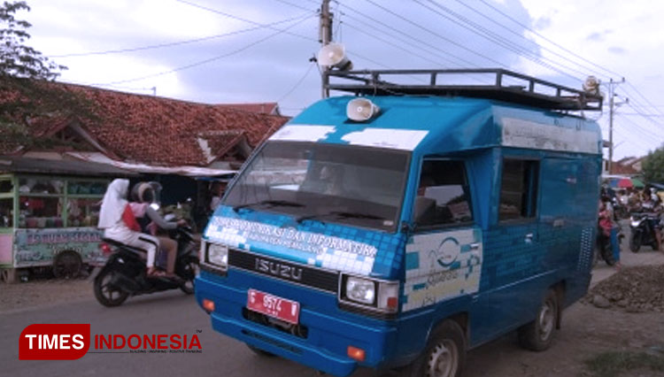 Mobil keliling Diskominfo Pemalang saat sosialisasi pemberlakuan jam malam di seluruh wilayah Kabupaten Pemalang. (FOTO: Humas Pemkab Pemalang/TIMES Indonesia)