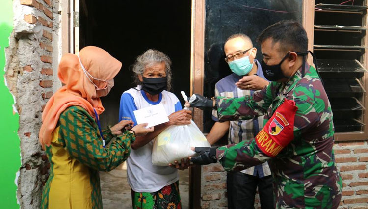 Muspika Rambipuji menyerahkan bantuan Pemkab Jember kepada warga terdampak Covid-19. (Foto: Humas Pemkab Jember for TIMES Indonesia)