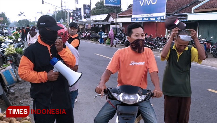 Nalim, Kordinator Satgas Covid19 Desa Tinggarjaya, Jatilawang bersama petugas lainnya terpaksa merazia pengunjung dan pedagang yang abaikan pencegahan Covid19 di Pasar Thengok. (FOTO: Sutrisno/TIMES Indonesia)