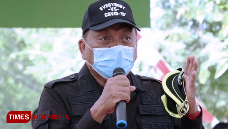 Gubernur Provinsi Sulawesi Utara Olly Dondokambey saat menyampaikan sosialisasi terkait penanganan Covid-19 di Pulau Nain dan Mantehage, Jumat (22/05/2020). (FOTO: Herry Dumais/TIMES Indonesia)