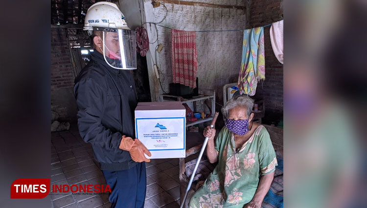 PJT I saat mendistribusikan bantuan paket sembako. (FOTO: PJT I for TIMES Indonesia)