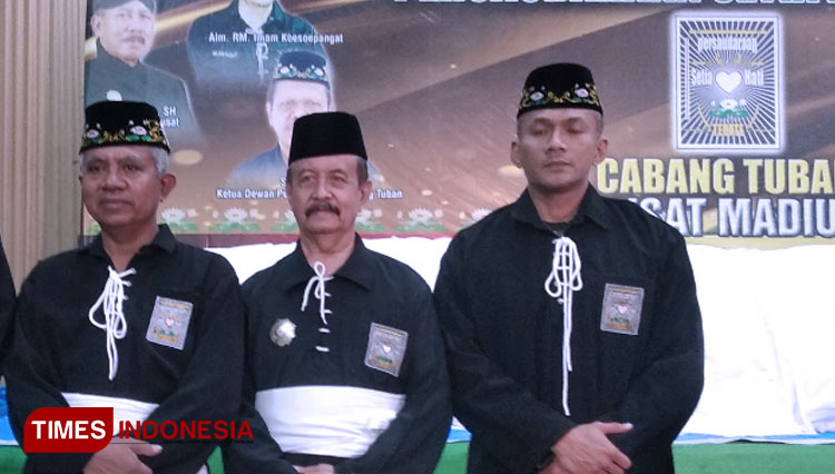 Ketua PSHT cabang Tuban, Lamidi bersama Ketua umum PSHT Pusat Madiun, Drs.R.Moerjoko dan Letkol Viliala Ramadhon (22/05/2020).(Ahmad Istihar/TIMES Indonesia)
