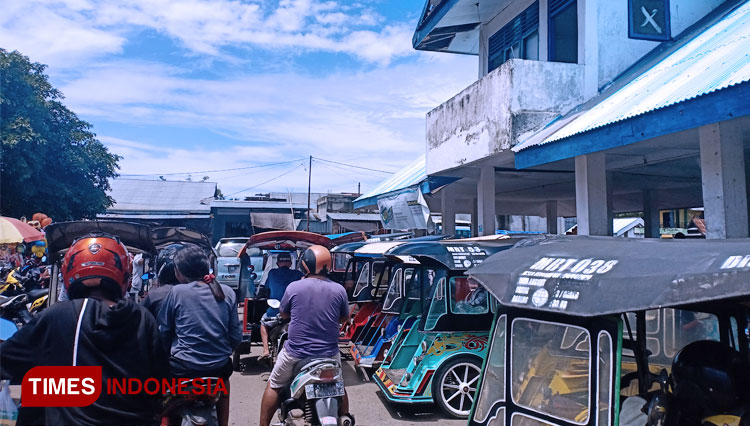 Pengunjung-Pasar-di-Pulau-Morotai.jpg