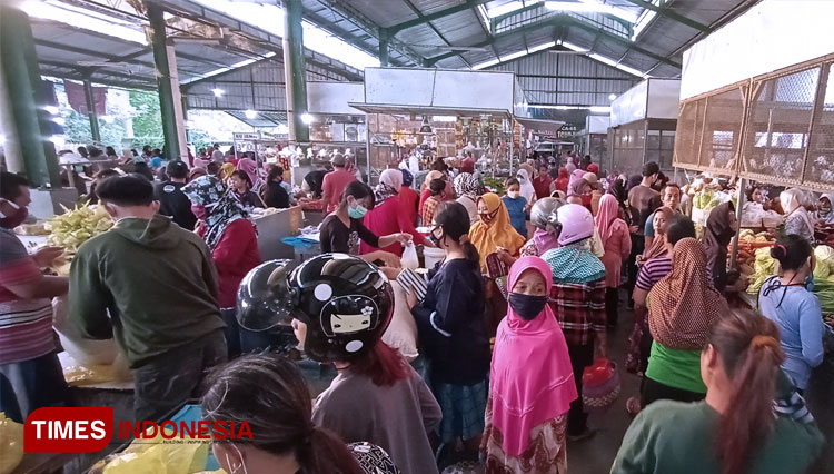 Pengunjung pasar Srono rela berdesakan untuk membeli barang. (Foto: Rizki Alfian/TIMESIndonesia)