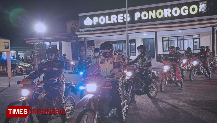Kapolres AKBP Arief Fitrianto bersama Dandim Ponorogo Letkol Inf Sigit Sugiarto pimpin patroli malam takbiran. (Foto: Marhaban/TIMES Ponorogo)