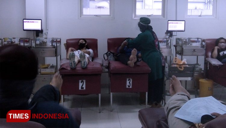 Aktivitas transfusi darah di unit donor darah PMI Kota Semarang. (foto: Mushonifin/TIMES Indonesia)
