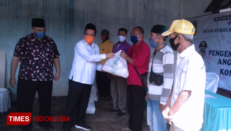 Wabup Pasuruan saat berikan bantuan JPS  kepada ratusan sopir angkot dan tukang ojek. (FOTO: AJP TIMES Indonesia)