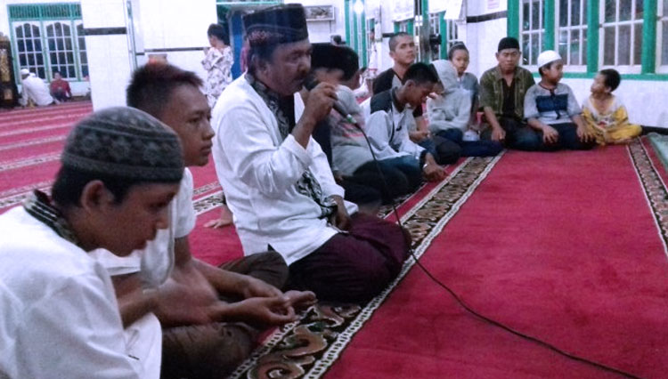 Takbir Tetap Bergema di Masjid. (foto: SRIPOKU.COM/ABDUL HAFIZ)