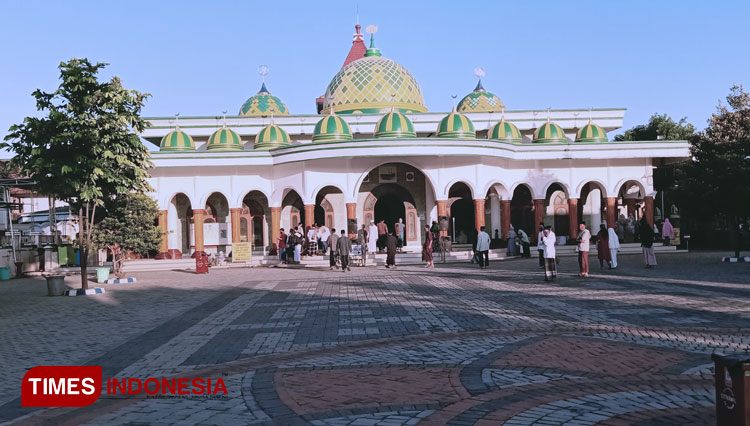 Suasana masjid Agung RMAA Cokronegoro saat menggera salat Idul Fitri. (foto: Marhaban/TIMES Indonesia)