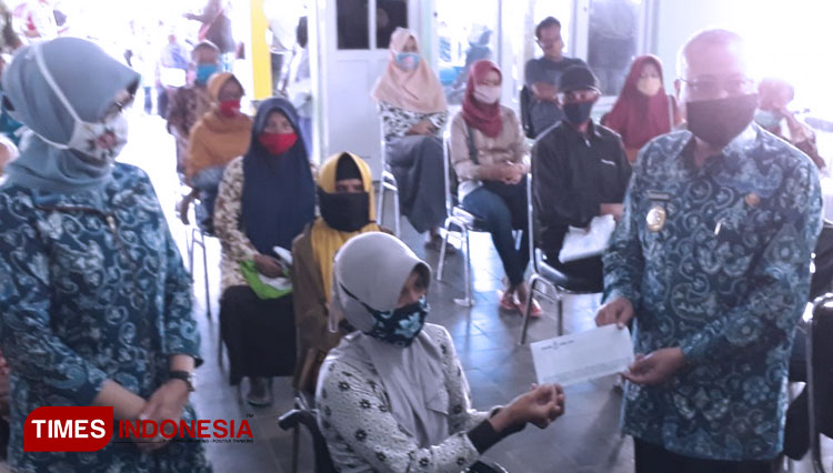 Secara simbolis Bupati Bantul, Drs H Suharsono saat menyerahkan bansos dari Pemda DIY di Desa Sabdodadi, Bantul, Jumat (22/5/2020). (FOTO: Pemkab Bantul for TIMES Indonesia)