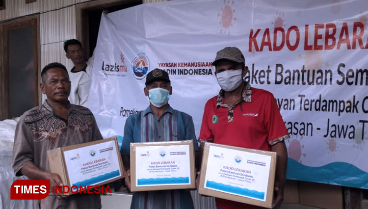Rumah Ketahanan Pangan Nelayan (RKPN) menyalurkan paket bantuan sembako bagi keluarga nelayan kecil yang terdampak Covid-19 di Kabupaten Lamongan dan Pamekasan, Jawa Timur. (FOTO: Lazismu for TIMES Indonesia)
