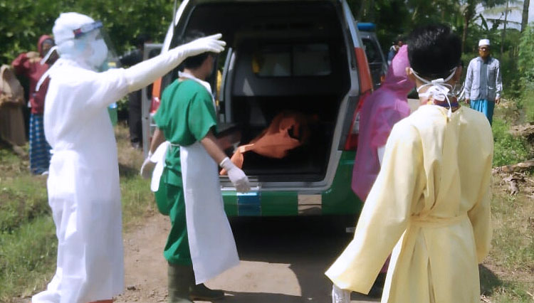 Prosesi pemakaman pasien Covid-19 di Adipasir Kecamatan Rakit, Banjarnegara. (FOTO: Itelkam/TIMES Indonesia)