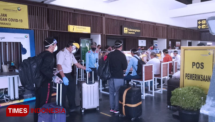 Ratusan TKA asa Cina berada di Bandara Internasional Banyuwangi. (FOTO: Rizki Alfian TIMESIndonesia)