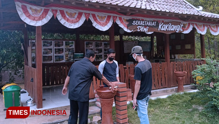 Para pengelola obyek wisata Kaki Langit diDesa Mangunan Kecamatan Dlingo, Bantul, Yogyakarta sedang membangun fasilitas cuci tangan bagi wisatawan. (FOTO: Pengelola Kaki Langit for TIMES Indonesia)