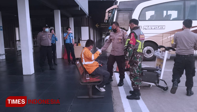 Petugas berjaga di Bandara Internasional Banyuwangi. (Foto: Rizki Alfian/TIMES Indonesia)