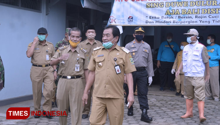 Pedagang dan pengunjung Pasar Mandiraja menjalani rapid test oleh petugas DKK Banjarnegara. (FOTO: Muchlas Hamidi/TIMES Indonesia)