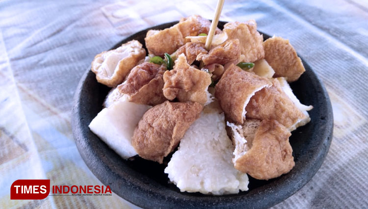 The tasty and delicious Kaladama served with ketupat or rice cake. (Photo: Muhamad Jupri/TIMES Indonesia)