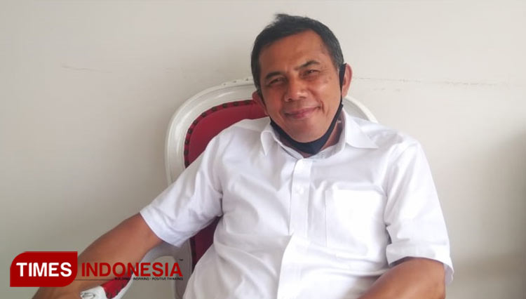 Wali Kota Cimahi Ajay M Priatna saat diwawancarai TIMES Indonesia di kediamannya, Selasa (27/5/20). (Foto : Fazar/TIMES Indonesia)