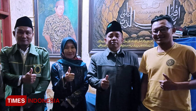 Silaturahmi BGD Kota Malang ke kediaman mantan istri Wali Kota Malang Hj Endang. (Foto: BGD Kota Malang for TIMES Indonesia)