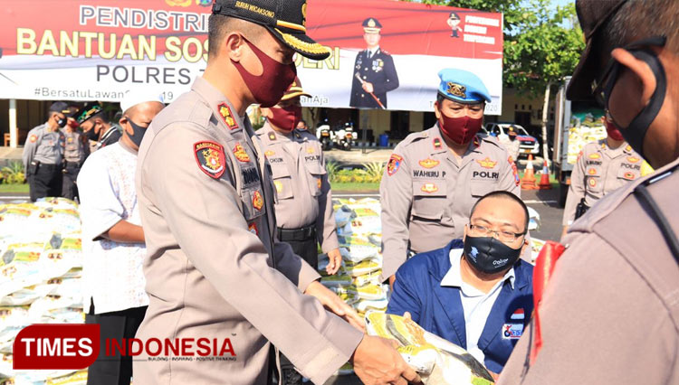 Penyerahan simbolis bantuan sosial Polri peduli covid-19 tahap II di Halaman Polres Tuban, Rabu (27/05/2020). (foto: Ahmad Istihar/TIMES Indonesia)