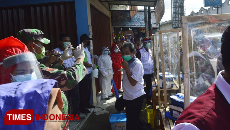 Bupati Banjarnegara Budhi Sarwono intent lakukan rapid tes di tempat keramaian.  (FOTO: Kominfo/TIMES Indonesia)