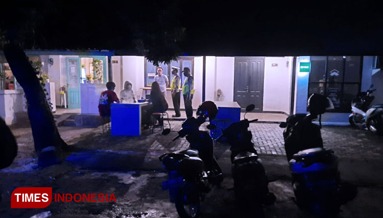 Petugas saat datangi cafe dan memberi tahu pelayan cafe untuk menerapkan protokol covid 19. (Foto: Canda Adisurya/TIMES Indonesia)