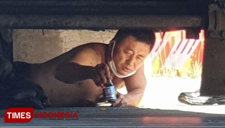 Cui Changqing saat berada di bawah bus (Foto : Rizki Alfian/ TIMESIndonesia)