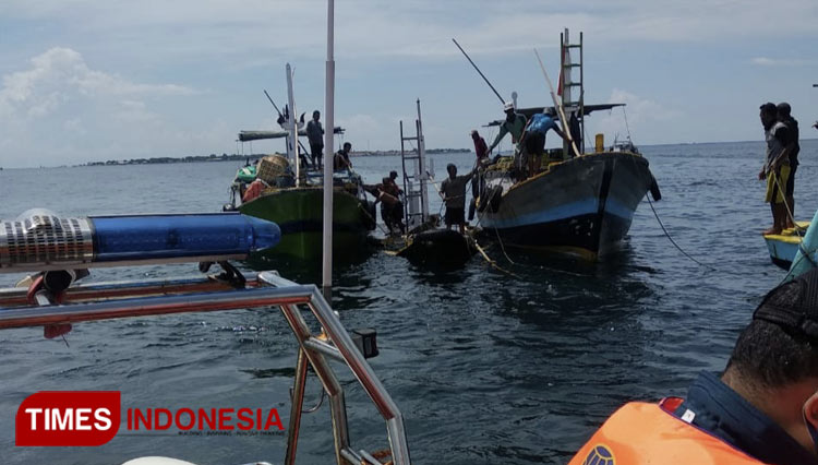 Evakuasi kapal karam di perairan Probolinggo. (Foto: KSOP Tj. Tembaga for TIMES Indonesia)