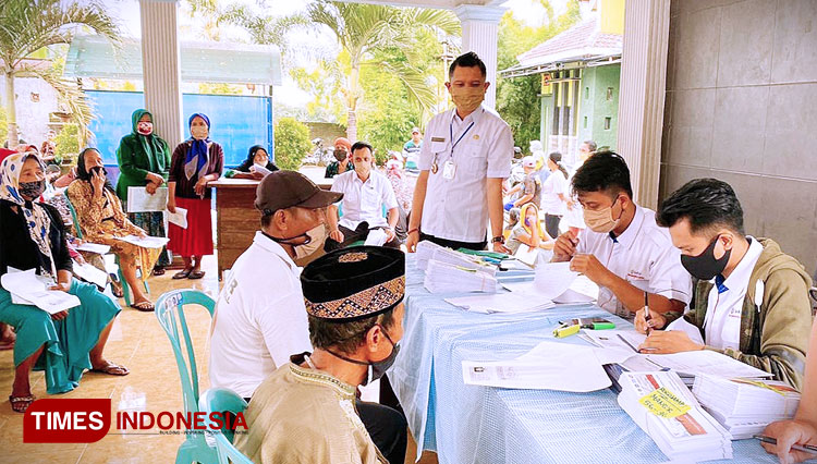 Penyerahan kartu BPNT tambahan di Desa Aliyan, Kecamatan Rogojampi, Banyuwangi. (Foto: Syamsul Arifin/TIMES Indonesia)