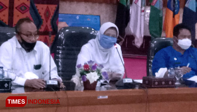 Kepala Dinas Kesehatan Provinsi NTB Nurhandini Eka Dewi (Tengah) saat memberi keterangan terkait perkembangan Covid-19. (Foto: Anugrah Dany/TIMES Indonesia)