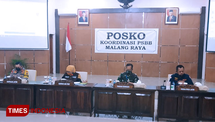 Gubernur Jatim Hj Khofifah Indar Parawansa saat rakor PSBB di Bakorwil Malang. (Foto: Binar Gumilang/TIMES Indonesia)