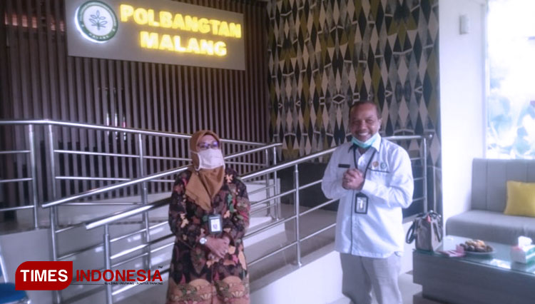  Dr. Ir. Siti Munifah, M.Si, Sekretaris Badan PPSDMP, Kementan saat sambutan di dampingi Dr. Bambang Sudarmanto., S.Pt., MP (Direktur Polbangtan Malang) (FOTO: ajp TIMES Indonesia)