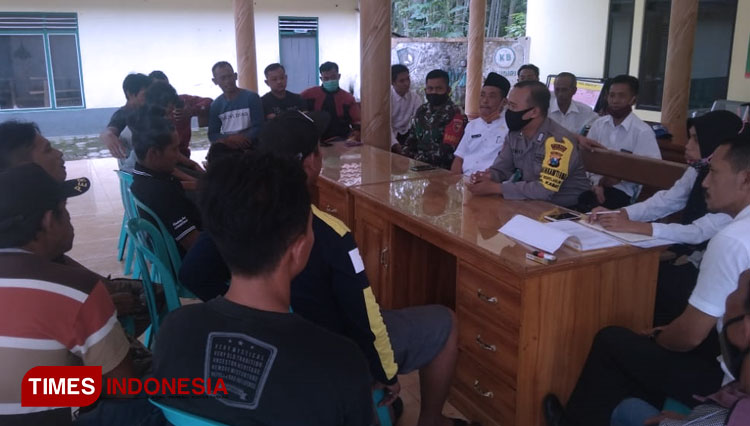 Puluhan warga melurug Kepala Desa Benelan Lor, Kecamatan Kabat, Banyuwangi, Khairul Anam. (Foto : Syamsul Arifin/TIMES Indonesia)