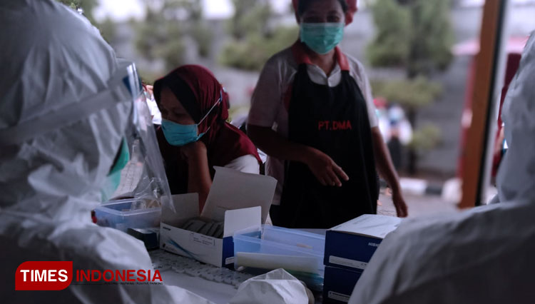 Tim kesehatan gugus tugas Covid-19 Kabupaten Madiun melakukan rapid test masal di pabrik rokok mitra Sampoerna. (Foto: Gerry Setiawan/TIMES Indonesia)