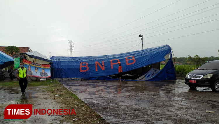 Tenda non permanen yang ditempati satuan petugas percepatan penanganan Covid-19 di Sampang, ambruk setelah diterjang angin kencang. (Foto: Syamsul Arifin/TIMES Indonesia)