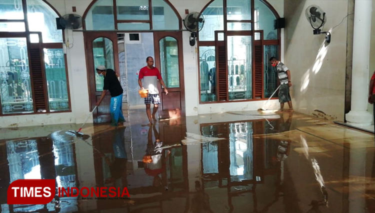 Warga Kelurahan Blimbing, Kecamatan Paciran, Kabupaten Lamongan membersihkan masjid dari endapan lumpur sisa banjir, Rabu (27/5/2020). (FOTO: warga Kelurahan Blimbing for TIMES Indonesia)
