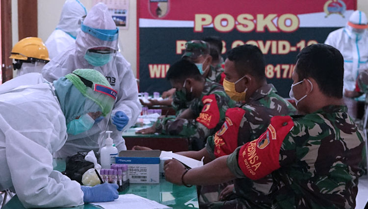 Anggota TNI saat di rapid test oleh tim medis. (Foto: Penerangan Kodim 0817/Gresik for TIMES Indonesia)