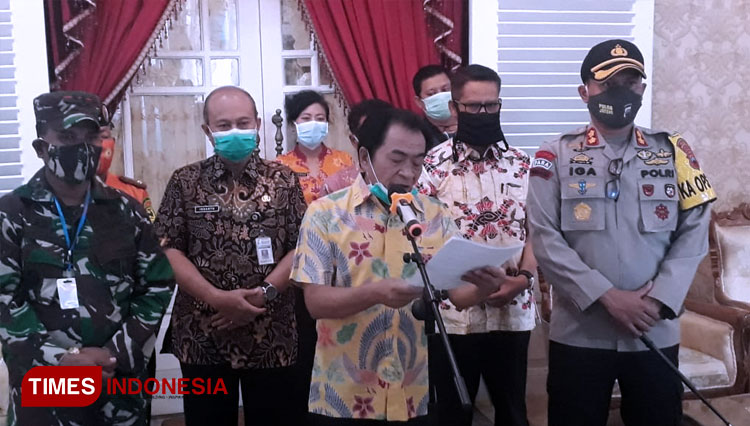 Bupati Banjarnegara Budhi Sarwono berikan keterangan pers terkait perkembangan Covid-19 di Pringgitan (FOTO : Kominfo/TIMES Indonesia)