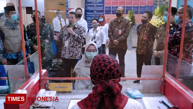 Kepala Kantor BPN Gresik Dr Asep Heri saat menjelaskan teknis pelayanan di loket (FOTO: Akmal/TIMES Indonesia)