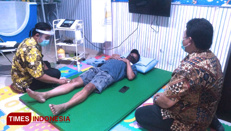 Peserta JKN-KIS, Eka Yoga saat berobat melakukan terapi. (FOTO: Akmal/TIMES Indonesia)