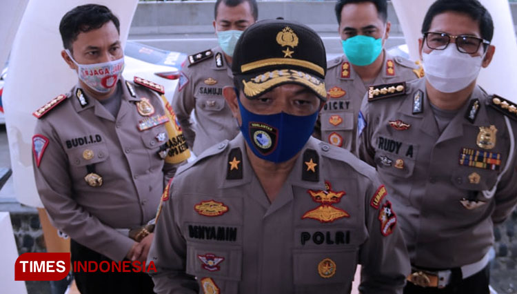 Kakorlantas Polri Brigjenpol Benyamin memantau pemeriksaan dan pengembalian pemudik. (Foto: Ardian Febri Tri H/TIMES Indonesia)