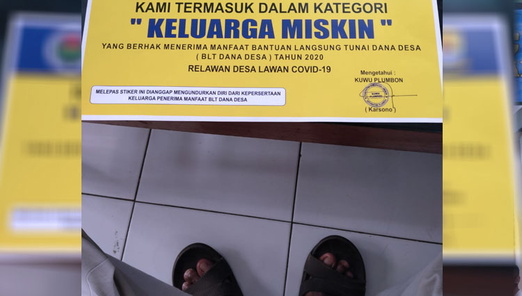Pemasangan stiker Penerima Bantuan Bansos di Desa Waruduwur Kabupaten Cirebon. (Foto: Devteo MP/TIMES Indonesia)