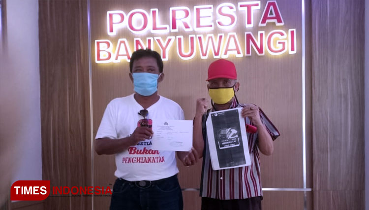 Koordinator Promeg-98 Banyuwangi, Nanang Hariyanto alias Chemenk (kiri) dan salah satu sesepuh PDI Perjuangan Banyuwangi, Ir Eko Sukartono, saat melaporkan unggahan story WA milik Sumarmo, warga Wongsorejo. (FOTO: Syamsul Arifin/TIMES Indonesia)